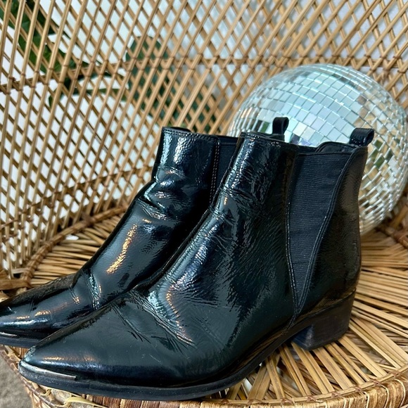 Marc Fisher Yale Pointy Toed Patent Leather Chelsea Bootie 7.5 - Picture 3 of 6